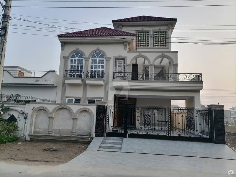 2250  Square Feet House In Central Central Park Housing Scheme For Sale