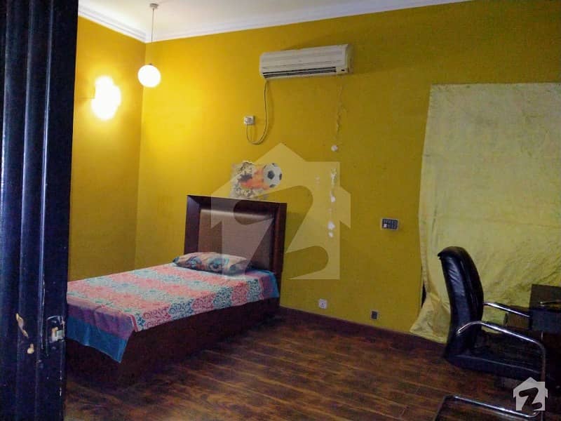 ڈی ایچ اے فیز 4 ڈیفنس (ڈی ایچ اے) لاہور میں 4 کمروں کا 10 مرلہ مکان 90 ہزار میں کرایہ پر دستیاب ہے۔