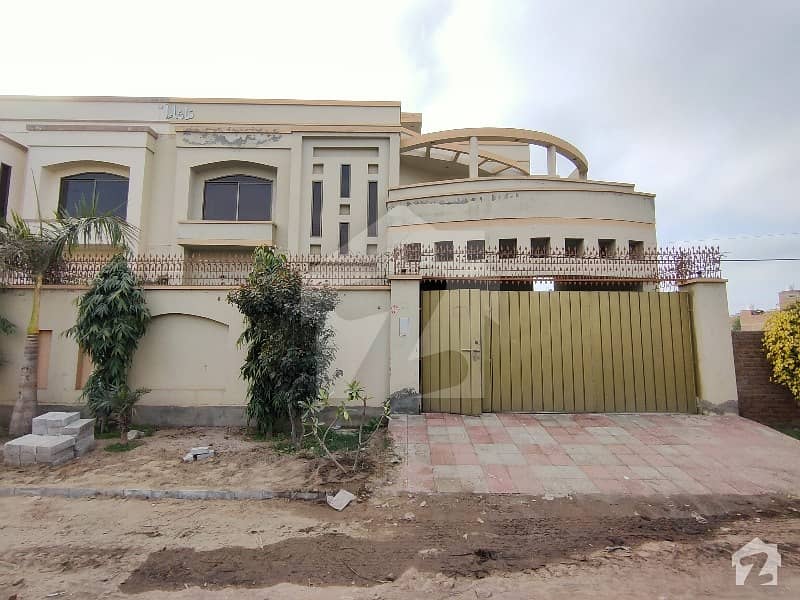 10 Marla Beautiful Hot Location House Near To Roundabout Ideal Location