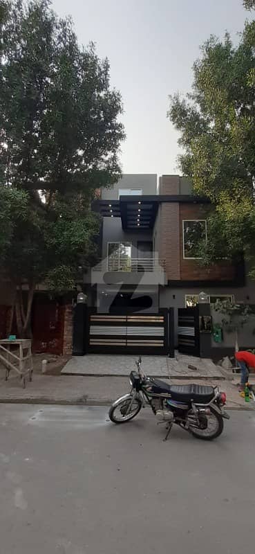 بحریہ ٹاؤن سیکٹر ای بحریہ ٹاؤن لاہور میں 3 کمروں کا 5 مرلہ مکان 1.25 کروڑ میں برائے فروخت۔