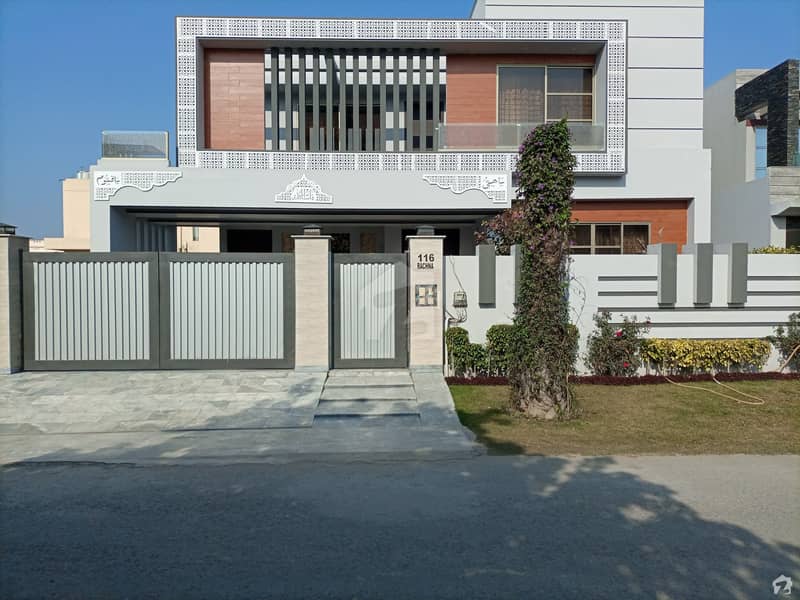 1 Kanal House Ideally Situated In DC Colony