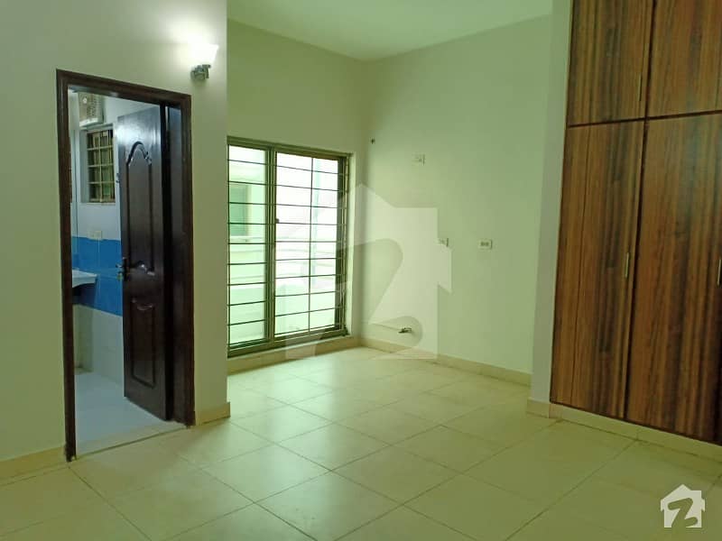 10 Marla 3 Bed 2nd Floor Flat For Sale In Askari 11 Lahore With Gas