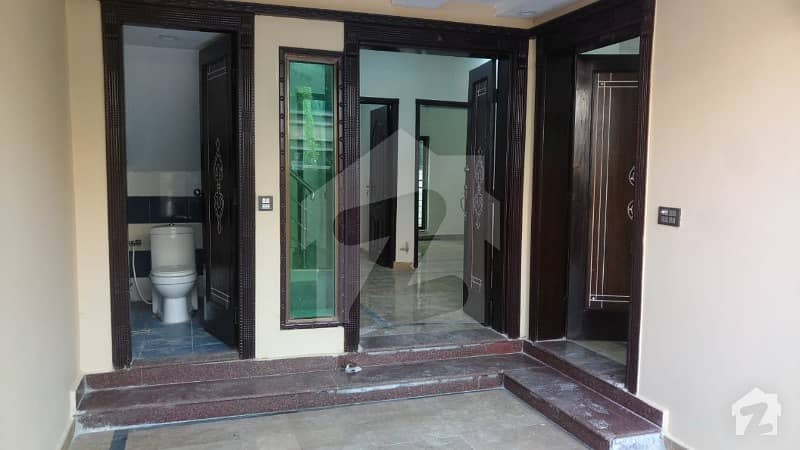 بحریہ ٹاؤن سیکٹر B بحریہ ٹاؤن لاہور میں 3 کمروں کا 5 مرلہ مکان 1.1 کروڑ میں برائے فروخت۔