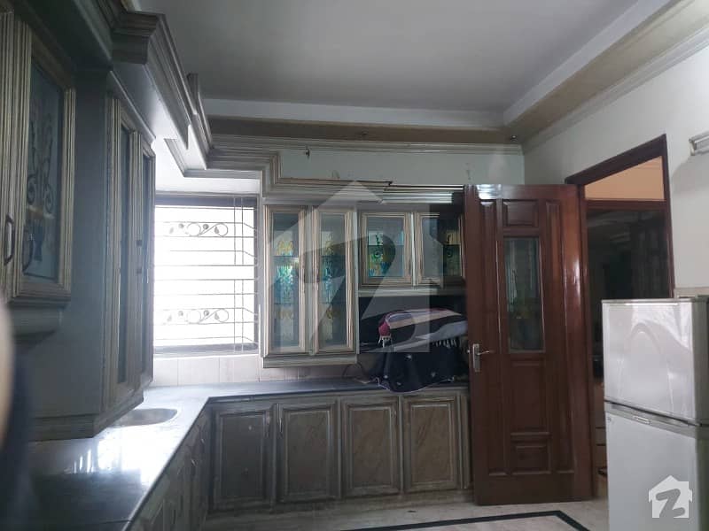 جوہر ٹاؤن لاہور میں 5 کمروں کا 1 کنال مکان 5 کروڑ میں برائے فروخت۔