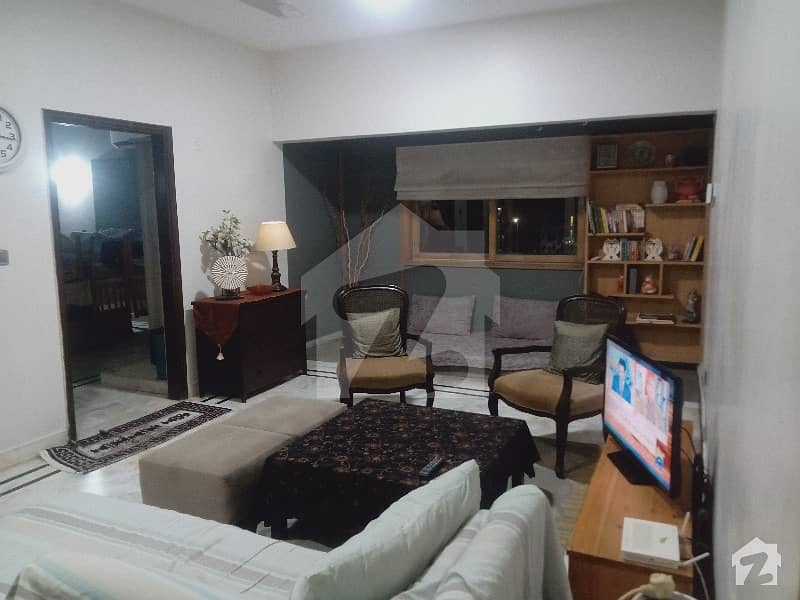 کلفٹن ۔ بلاک 2 کلفٹن کراچی میں 3 کمروں کا 8 مرلہ فلیٹ 3.2 کروڑ میں برائے فروخت۔
