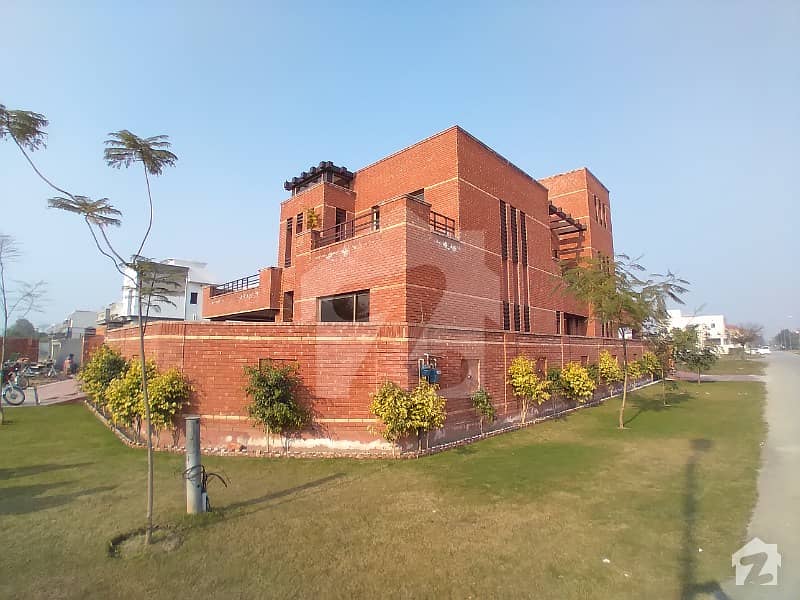 ڈی ایچ اے فیز 6 ڈیفنس (ڈی ایچ اے) لاہور میں 7 کمروں کا 1 کنال مکان 8 کروڑ میں برائے فروخت۔