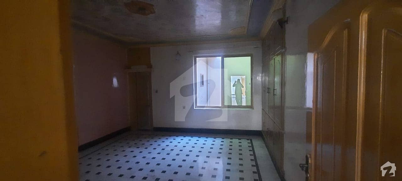 کوہاٹ روڈ پشاور میں 7 کمروں کا 8 مرلہ مکان 1.8 کروڑ میں برائے فروخت۔