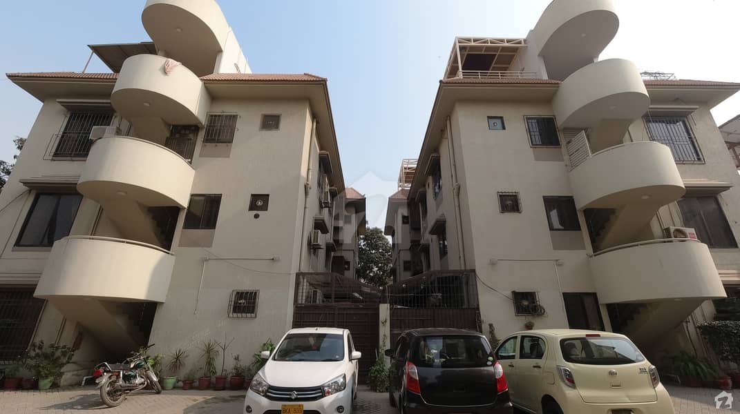 پی ای سی ایچ ایس بلاک 3 پی ای سی ایچ ایس جمشید ٹاؤن کراچی میں 4 کمروں کا 9 مرلہ فلیٹ 4.5 کروڑ میں برائے فروخت۔
