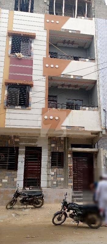 عزیز آباد گلبرگ ٹاؤن کراچی میں 2 کمروں کا 3 مرلہ بالائی پورشن 43 لاکھ میں برائے فروخت۔