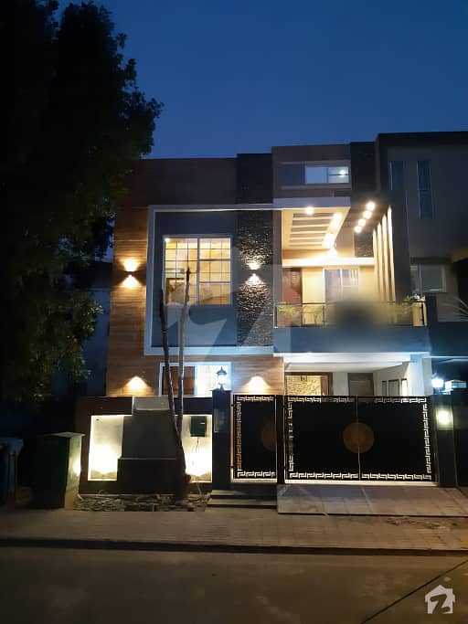 بحریہ ٹاؤن سیکٹرڈی بحریہ ٹاؤن لاہور میں 3 کمروں کا 10 مرلہ مکان 1.4 کروڑ میں برائے فروخت۔