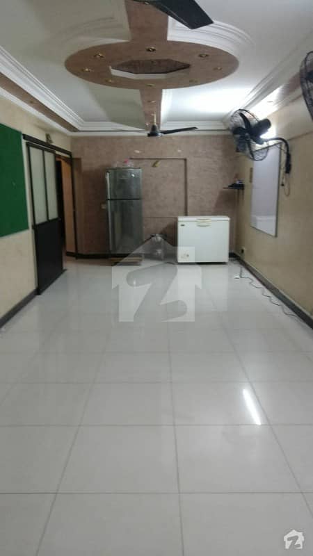 نشتر روڈ (لارنس روڈ) کراچی میں 4 کمروں کا 10 مرلہ فلیٹ 1.8 کروڑ میں برائے فروخت۔