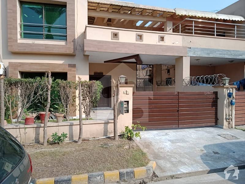 پیس وُوڈلینڈز بیدیاں روڈ لاہور میں 3 کمروں کا 9 مرلہ مکان 1.6 کروڑ میں برائے فروخت۔