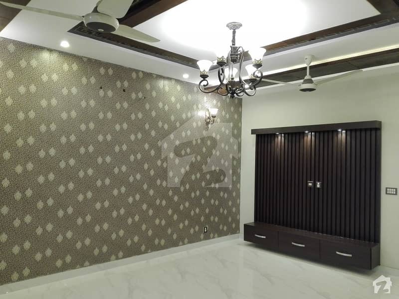 طارق گارڈنز لاہور میں 5 کمروں کا 10 مرلہ مکان 2.85 کروڑ میں برائے فروخت۔