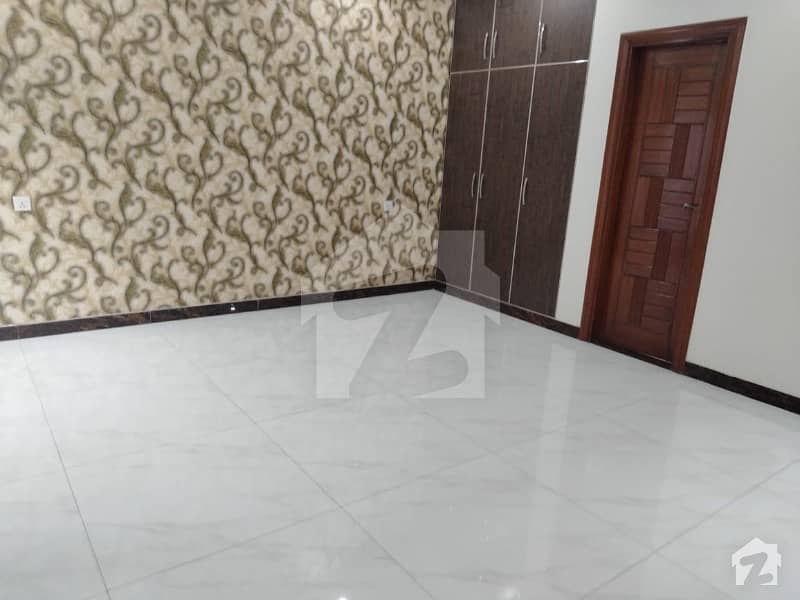 ایڈن ویلی فیصل آباد میں 4 کمروں کا 8 مرلہ مکان 2.5 کروڑ میں برائے فروخت۔