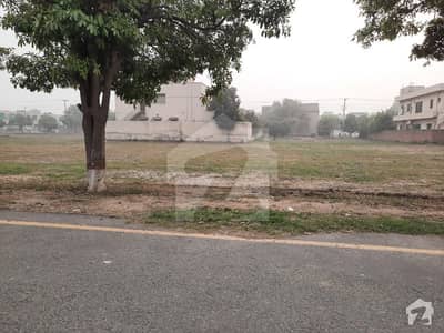 2 Kanal Corner Plot In Phase 1 Is Available For Sale