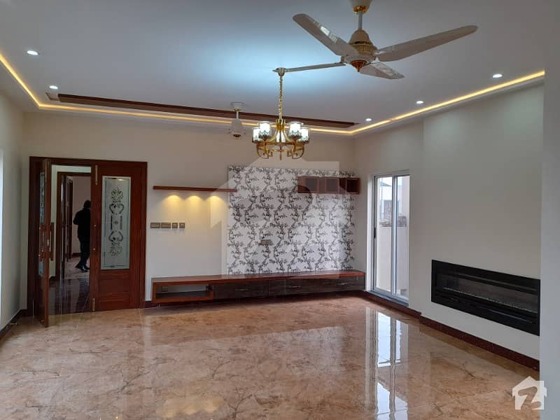 1 Kanal Modern Villa Out House For Rent Dha Phase 4 Prime Location