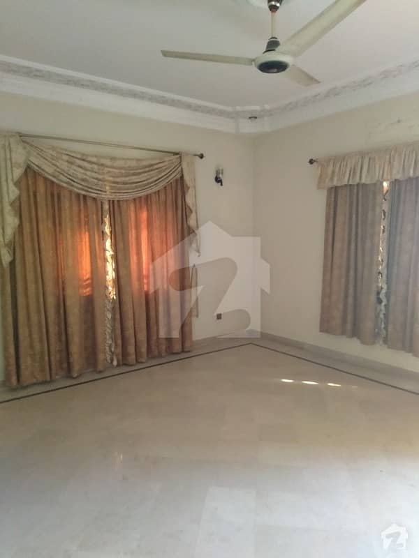 288 Yard Corner House With 3 Bed Drawing Dining Good Condition Near Usman Public School