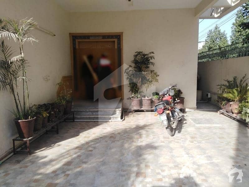 سوِل لائنز راولپنڈی میں 4 کمروں کا 12 مرلہ مکان 1 لاکھ میں کرایہ پر دستیاب ہے۔