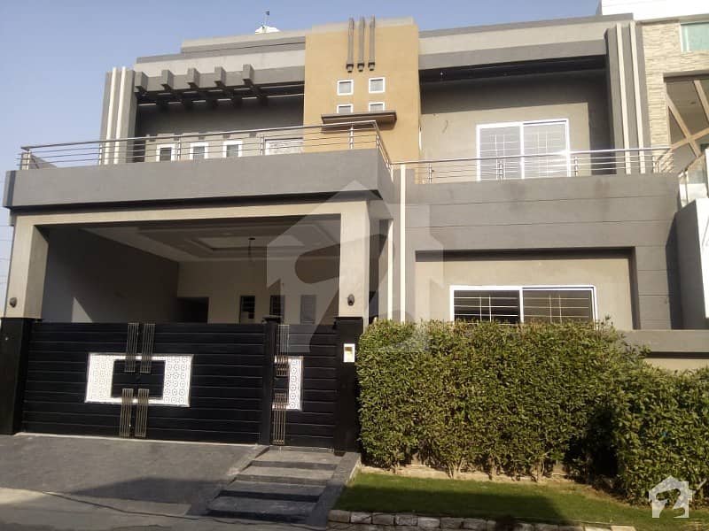 عبداللہ گارڈنز ایسٹ کینال روڈ کینال روڈ فیصل آباد میں 5 کمروں کا 8 مرلہ مکان 2.5 کروڑ میں برائے فروخت۔
