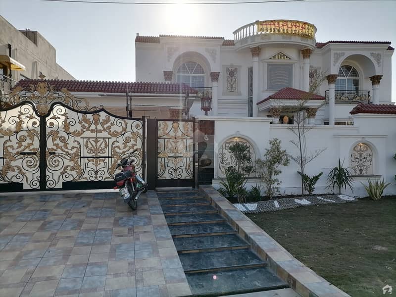 ویلینشیاء ۔ بلاک اے ویلینشیاء ہاؤسنگ سوسائٹی لاہور میں 6 کمروں کا 2 کنال مکان 10 کروڑ میں برائے فروخت۔