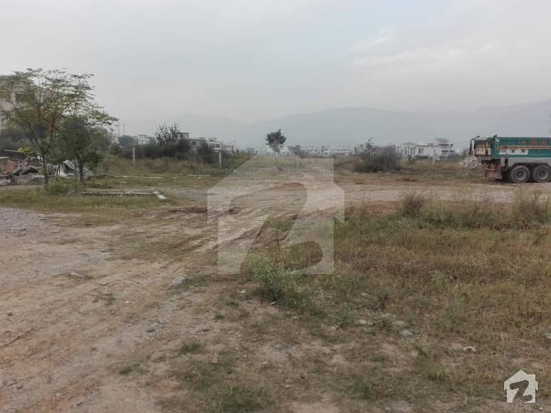 Solid Land Prime Location 6 Marla Plot For Sale