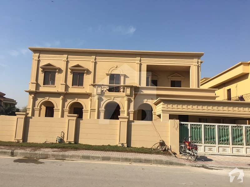 2 Kanal Corner House For Sale