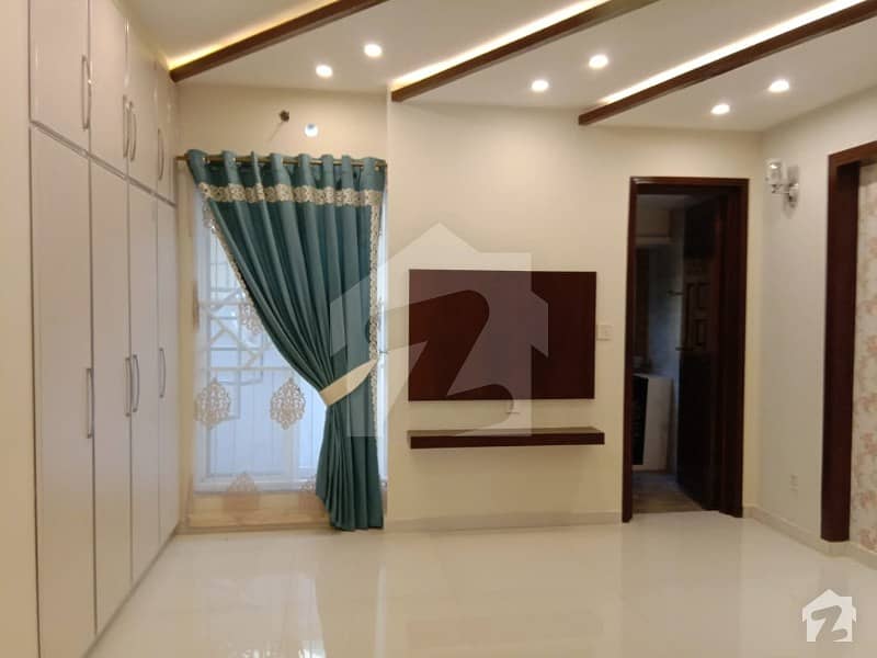 بحریہ ٹاؤن سیکٹر سی بحریہ ٹاؤن لاہور میں 5 کمروں کا 10 مرلہ مکان 2.8 کروڑ میں برائے فروخت۔