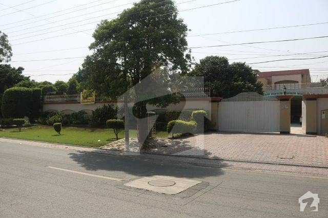 4 Kanal Well Maintained Bungalow Model Town Lahore