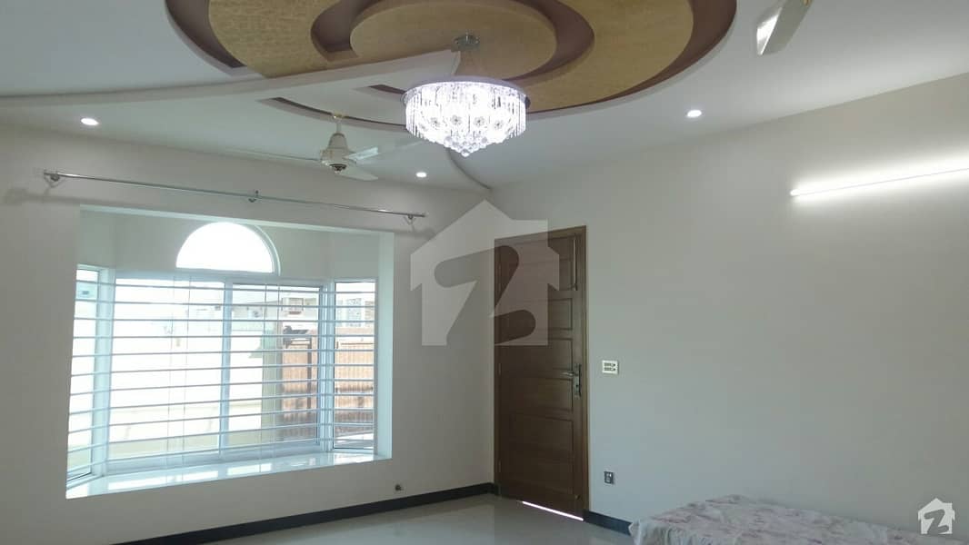 Upper Portion Of 10 Marla In Soan Garden Is Available