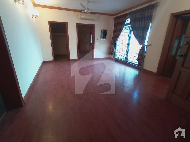 Very Low Rent Kanal Bungalow Fully Tile Marble Flooring In Dha Phase 3