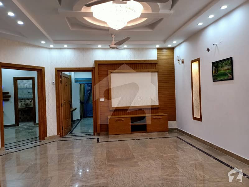بحریہ ٹاؤن جاسمین بلاک بحریہ ٹاؤن سیکٹر سی بحریہ ٹاؤن لاہور میں 5 کمروں کا 10 مرلہ مکان 2.3 کروڑ میں برائے فروخت۔