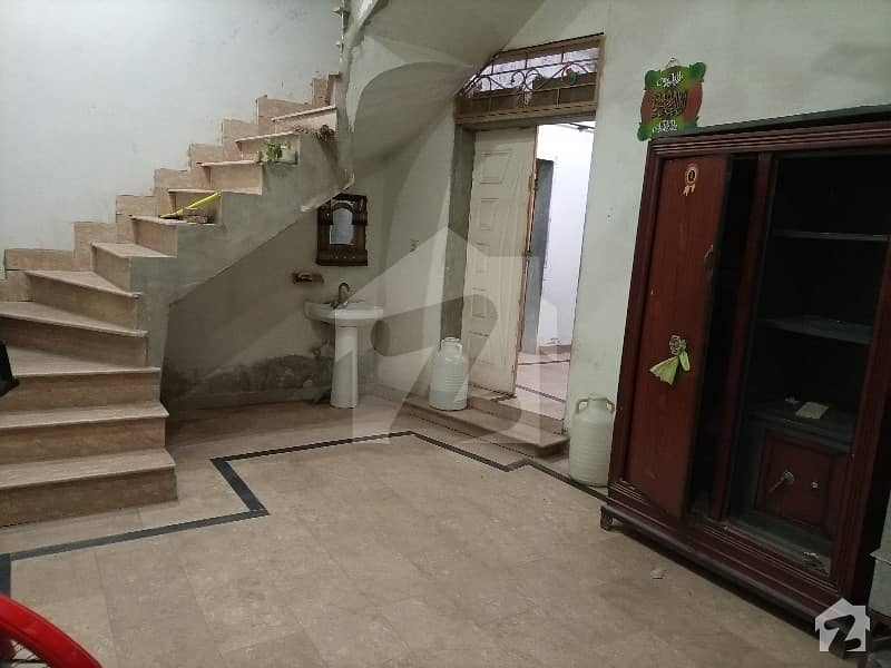 گرین ٹاؤن سیکٹر ڈی 2 لاہور میں 3 کمروں کا 5 مرلہ مکان 22 ہزار میں کرایہ پر دستیاب ہے۔