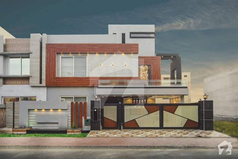 10 Marla Straight Line Splendid Designed House For Sale