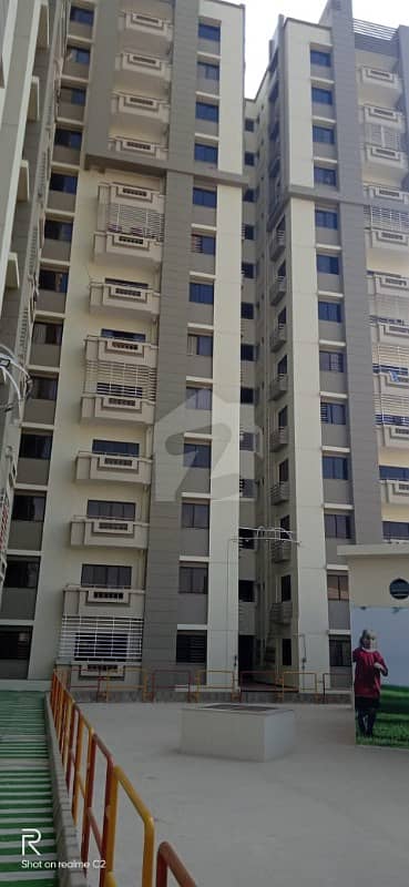 جناح ایونیو کراچی میں 3 کمروں کا 8 مرلہ فلیٹ 48 ہزار میں کرایہ پر دستیاب ہے۔