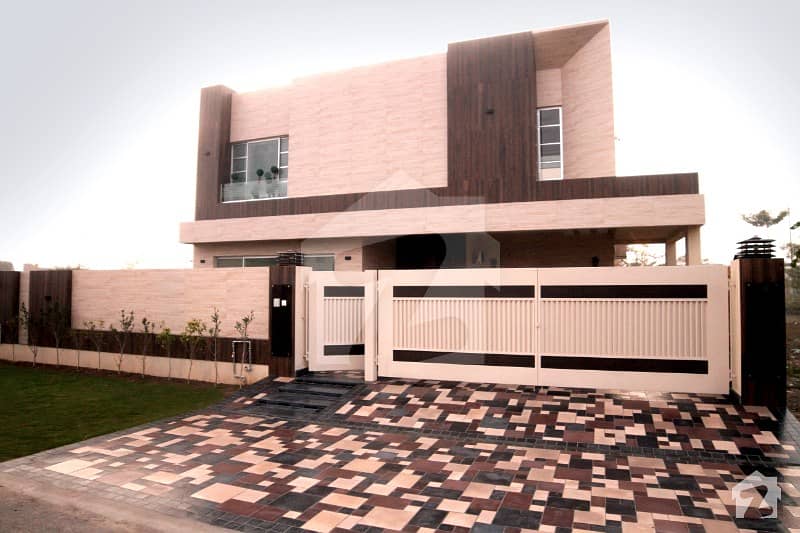 Beautiful 1 Kanal Lavish Villa Located Near Park In Phase 3