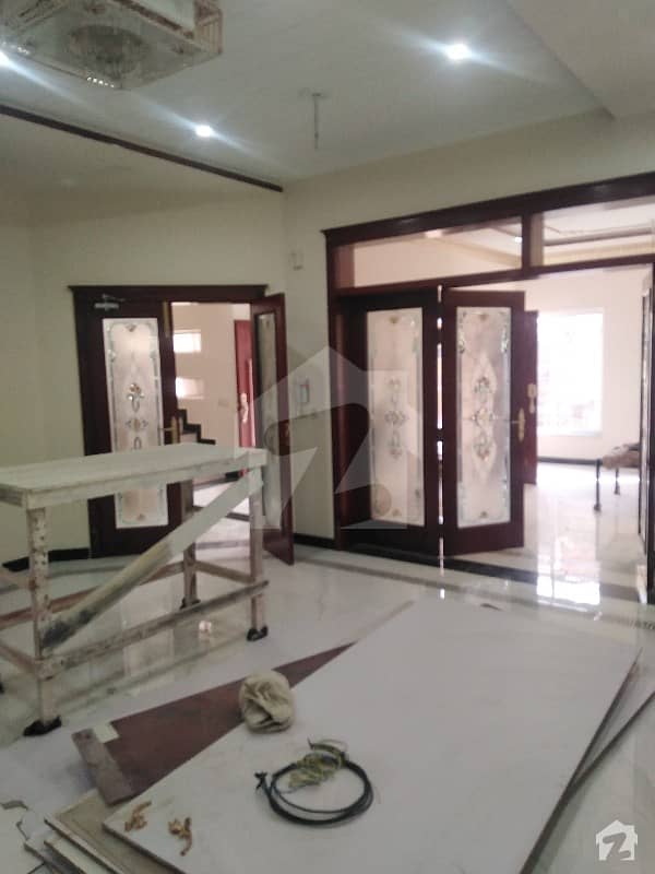 علامہ اقبال ٹاؤن لاہور میں 6 کمروں کا 10 مرلہ مکان 3.7 کروڑ میں برائے فروخت۔
