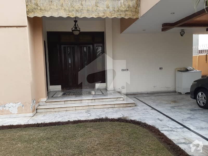 Good Location House Is For Sale 60 Ft Road