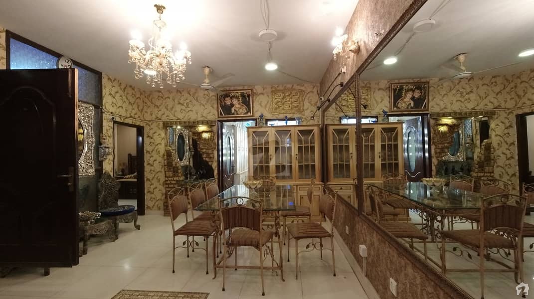 کلفٹن ۔ بلاک 9 کلفٹن کراچی میں 5 کمروں کا 10 مرلہ مکان 7.5 کروڑ میں برائے فروخت۔