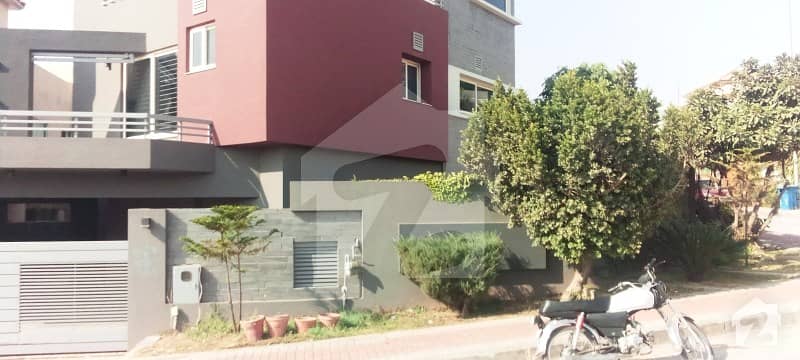 23 Marla Corner Almost 5 Yera Old House For Urgent Sale (phase-3)