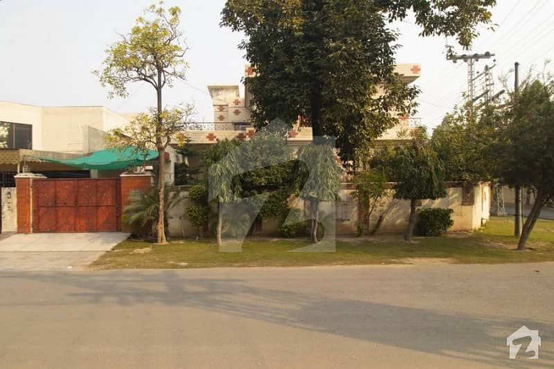 ڈی ایچ اے فیز 1 - بلاک ایل فیز 1 ڈیفنس (ڈی ایچ اے) لاہور میں 4 کمروں کا 1 کنال مکان 4 کروڑ میں برائے فروخت۔