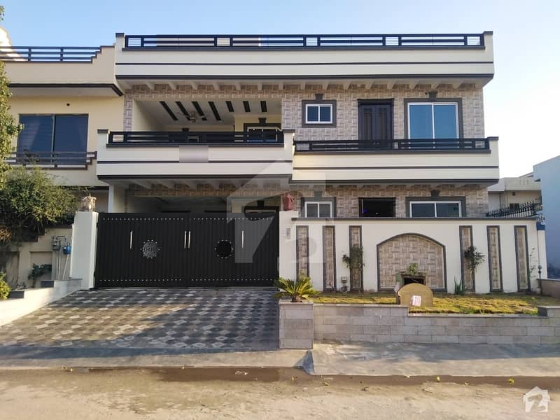 House Of 3200 Square Feet For Sale In G13