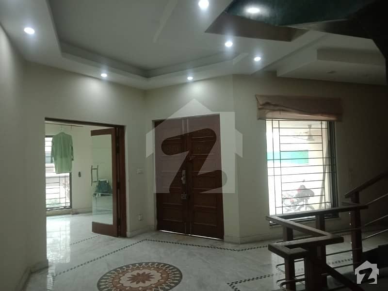 مین بلیوارڈ گلبرگ گلبرگ لاہور میں 7 کمروں کا 2 کنال مکان 3 لاکھ میں کرایہ پر دستیاب ہے۔