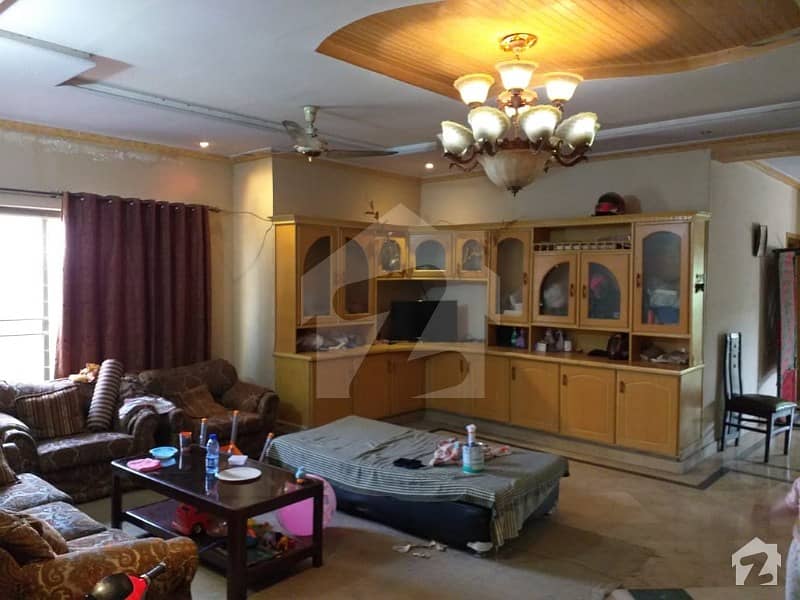 پی آئی اے ہاؤسنگ سکیم لاہور میں 6 کمروں کا 1 کنال مکان 2.75 کروڑ میں برائے فروخت۔