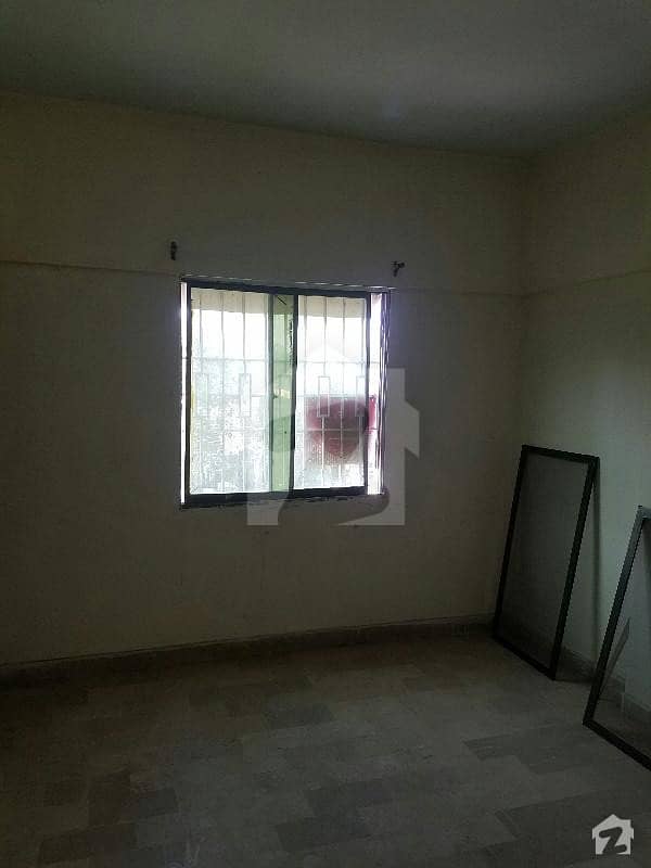 800  Square Feet Flat In Kamran Chowrangi Is Available