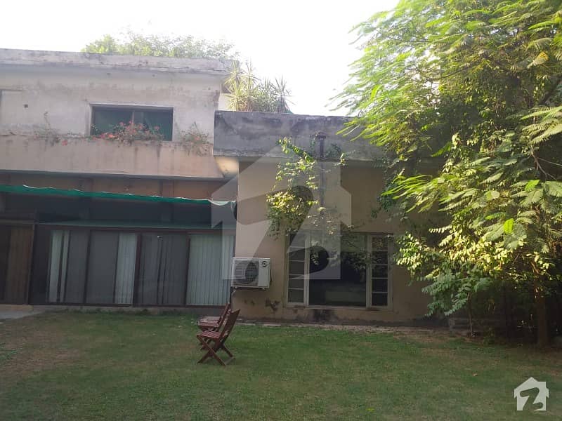 گلبرگ 3 گلبرگ لاہور میں 8 کمروں کا 4.3 کنال مکان 32 کروڑ میں برائے فروخت۔