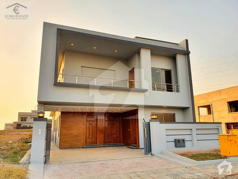 بحریہ ٹاؤن فیز 8 بحریہ ٹاؤن راولپنڈی راولپنڈی میں 5 کمروں کا 12 مرلہ مکان 2.3 کروڑ میں برائے فروخت۔