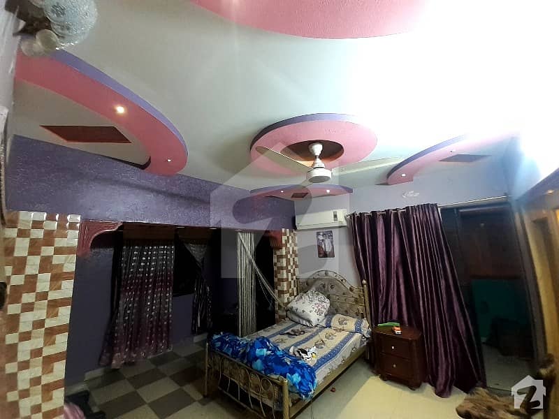 سینٹرل جیکب لائنز جمشید ٹاؤن کراچی میں 4 کمروں کا 5 مرلہ فلیٹ 1.3 کروڑ میں برائے فروخت۔