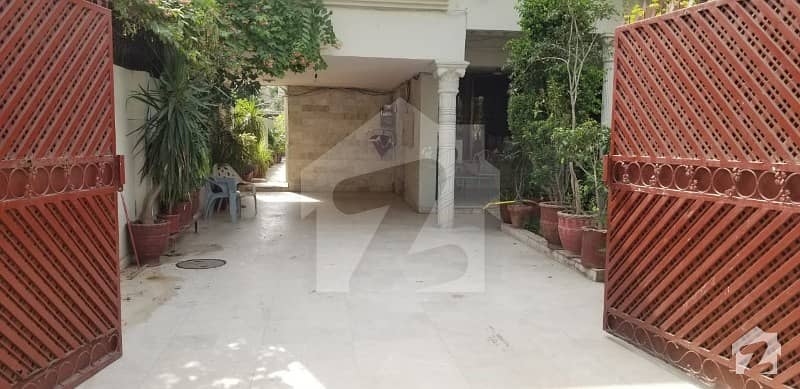 گلبرگ 3 - بلاک ایم گلبرگ 3 گلبرگ لاہور میں 9 کمروں کا 2.2 کنال مکان 5.65 کروڑ میں برائے فروخت۔