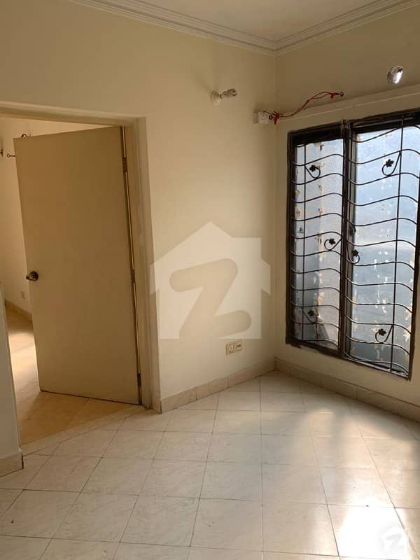 553 Sq Ft Flat 3rd Floor Is Available For Sale