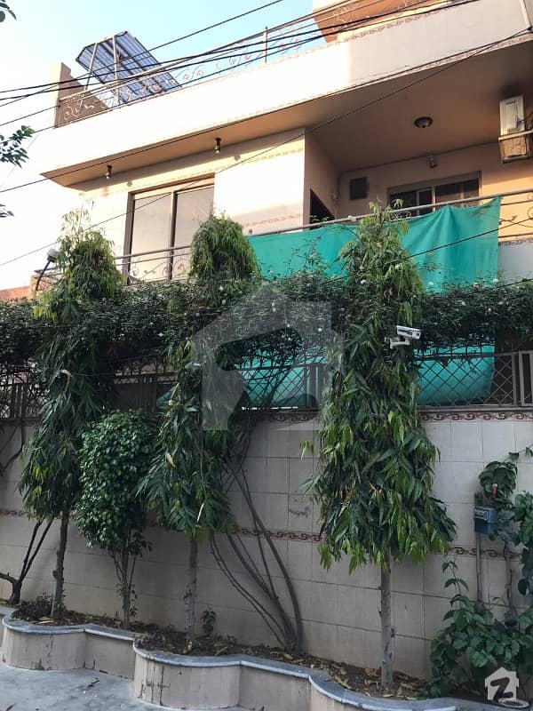 علامہ اقبال ٹاؤن لاہور میں 6 کمروں کا 10 مرلہ مکان 3 کروڑ میں برائے فروخت۔